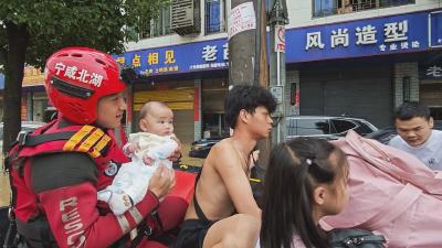 【融媒视点】风雨同心护家园——崇阳县党员干部迎战强降雨纪实