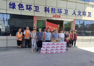 崇阳：关爱环卫工  “撑伞”送清凉