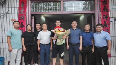 崇阳学子张勤睿、杨航，你们的清华大学录取通知书到啦！