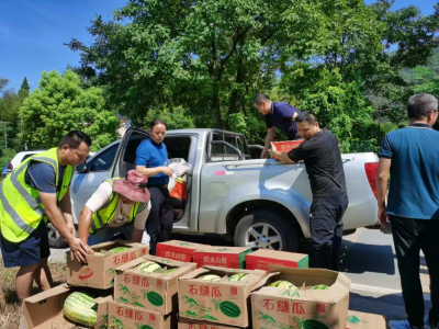 持续高温  崇阳县交通运输局为建设者送清凉