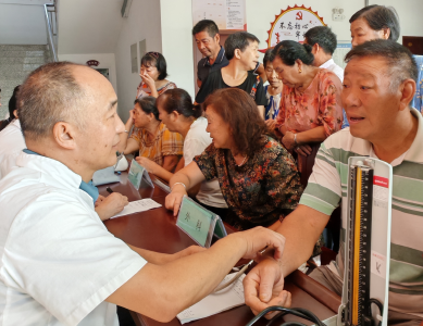 崇阳县港口乡卫生院：“医”心“医”意为民服务