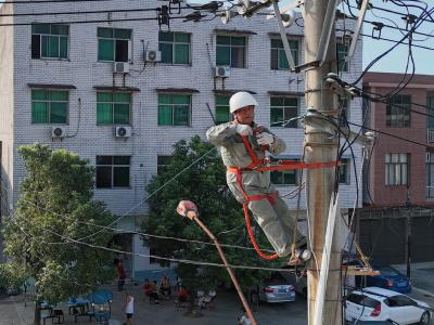 教师节前夕   国网崇阳县供电公司送出一份“安全大礼包”