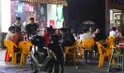 崇阳：假日“夜生活”  点燃城市“烟火气”