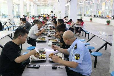 崇阳县市场监督管理局：“陪餐式”监管 守护校园食品安全