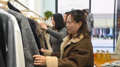 崇阳：冷空气吹热“暖经济”  保暖御寒商品走俏
