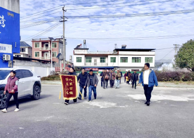 崇阳县余耕村：锦旗表心声  共绘党群同心圆
