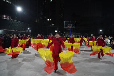 崇阳县碧水龙城小区：邻里同乐迎新年