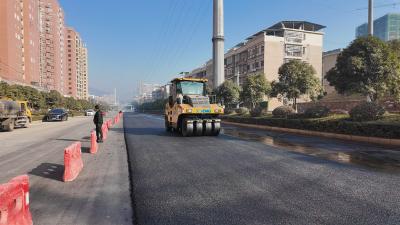 崇阳：道路“白改黑” 城市又有新“模样”