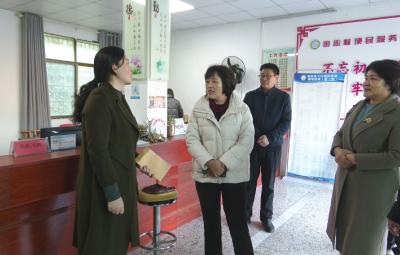 市人大常委会慰问组来崇阳走访慰问基层市人大代表