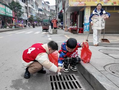 咸宁崇阳丨萌娃上街头  争做“小雷锋”