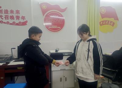 “报告老师，我捡到了300元钱......”