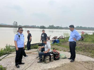 无视禁渔令  一男子电鱼被当场抓获