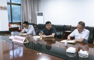 崇阳县调度强降雨天气防范应对工作