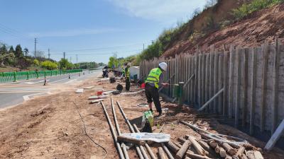 崇阳：消除边坡隐患   保障汛期道路通行安全
