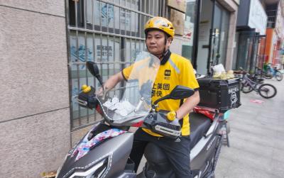 【“五一”我在岗】 崇阳外卖小哥节日送餐忙不停