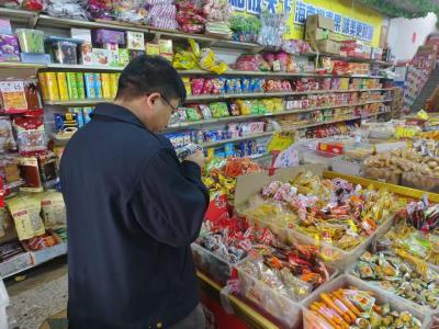 崇阳县肖岭乡开展校园周边食品安全和“扫黄打非”联合检查行动