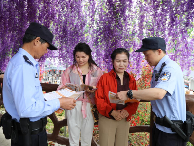 漫步杜鹃花海  “警”色与你相伴