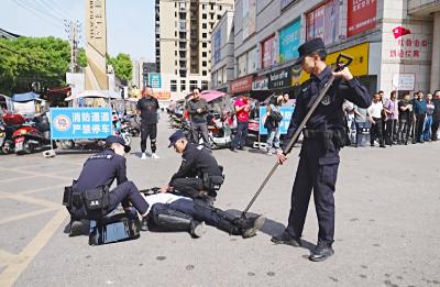 崇阳公安开展反恐演练   警民共筑“平安盾”
