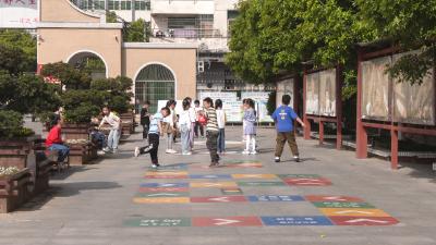 地面“知识大闯关”   崇阳校园课间15分钟玩出新花样