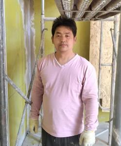 大风锁门她被困阳台 ，路过的他“丢”过来一个手机......