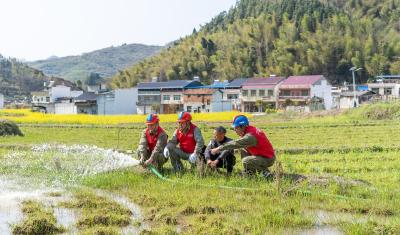 崇阳：三代接力跑山路   “跑山电工”点亮万家灯火
