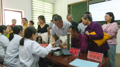 崇阳县中医院：岐黄仁术进学府  关爱银龄送安康