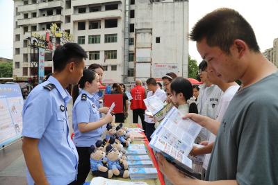 有“经”无险   崇阳县公安局开展“5·15”打击和防范经济犯罪宣传日活动