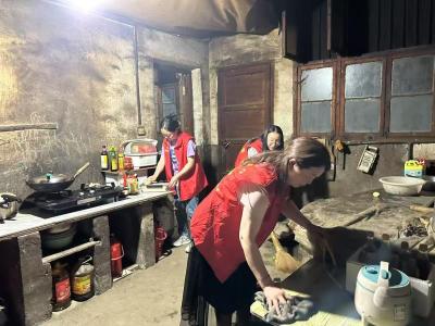 崇阳县高枧乡：“敲门点灯”守护乡村留守时光