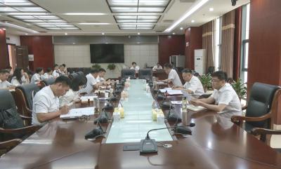 郑俊华主持召开县委中心组5月份集体学习研讨会
