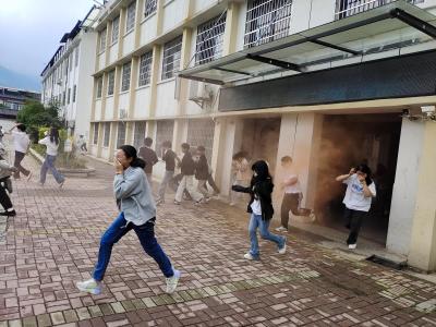 崇阳县高枧乡：实战演练筑安全防线  师生同行守校园平安