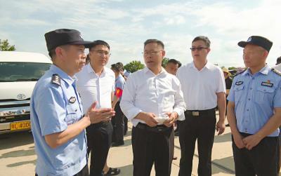 郑俊华到青山镇督导划龙舟活动安全稳定工作
