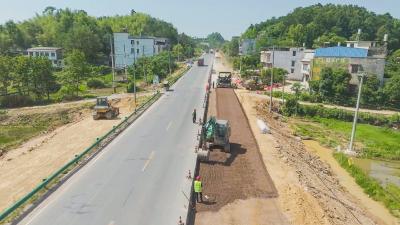 咸宁崇阳106国道改扩建工程水稳层火热开铺