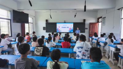 崇阳公安：“警彩六一 典亮校园”活动走进铜钟小学