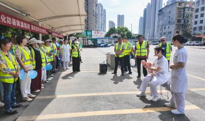 炎炎夏季  崇阳县人民医院为环卫工人开“凉”方  