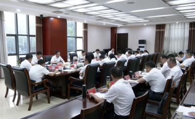 郑俊华主持召开全县村集体经济暨林下中药材发展工作推进会议时要求：大力发展林下中药材产业  激活乡村振兴“新引擎”