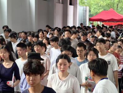 崇阳县4945名考生奔赴考场   迎接“人生大考”