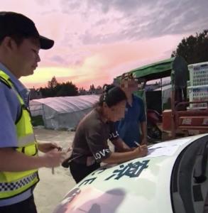 警车引擎盖当“调解桌”   民警田间地头化纠纷