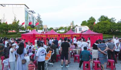 崇阳：夜间广场变身“健康驿站”   群众沉浸式体验中医药魅力