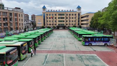 咸宁崇阳：暖心护航中考路！百辆公交助考生提前“踩点”考场