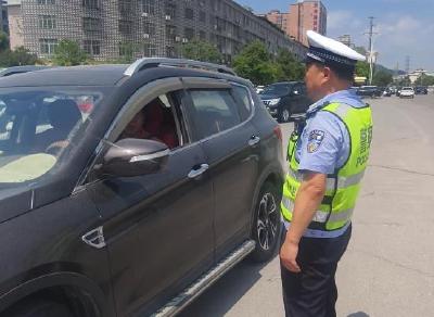 最后一班“护考岗”：59岁交警程树旗的告别与传承