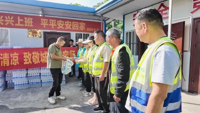 崇阳：爱心企业行  情系环卫工