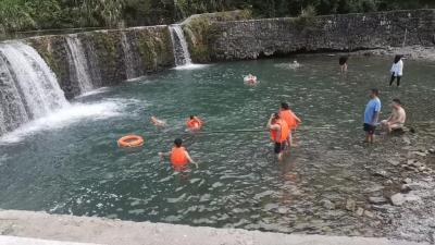 “沉浸式”筑牢生命防线   崇阳县高枧乡开展防溺水应急演练