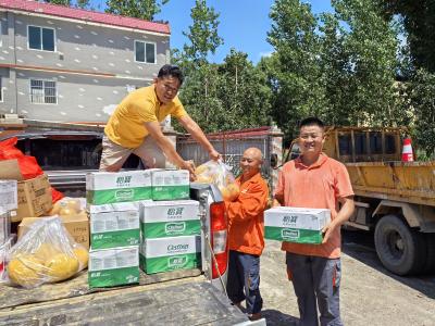 崇阳县通衢公路养护公司：迎战酷暑  夏送清凉