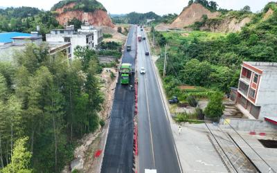 【聚焦重点项目建设】战高温 抢进度！106国道崇阳县石城至肖岭改扩建工程加速冲刺