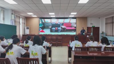崇阳：“中国好人”王值军为支教大学生“传经送宝”