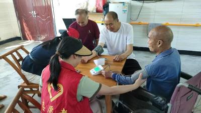 崇阳县高枧乡：爱洒福利院 情暖老人心