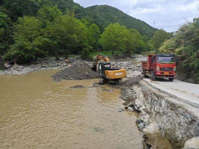 崇阳县高枧乡：清淤治水护民生   筑牢安全双防线