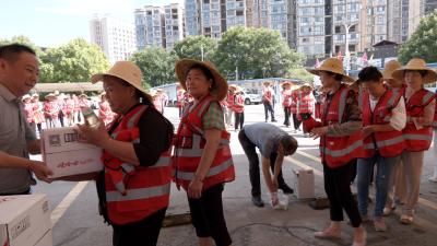 崇阳：炎夏送清凉  致敬“城市美容师”