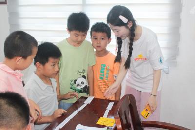 在白霓镇，孩子们用一场游园会记住了“乡愁”