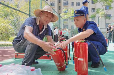 崇阳：消防宣传进小区  送出“安全大礼包”